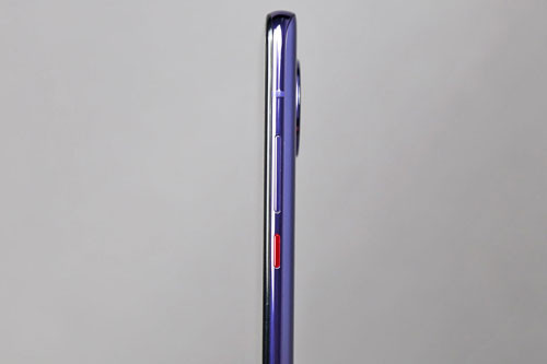 Máy ảnh selfie dạng pop-up với độ phân giải 20 MP, hỗ trợ quay video slow-motion tốc độ 120 khung hình/giây.