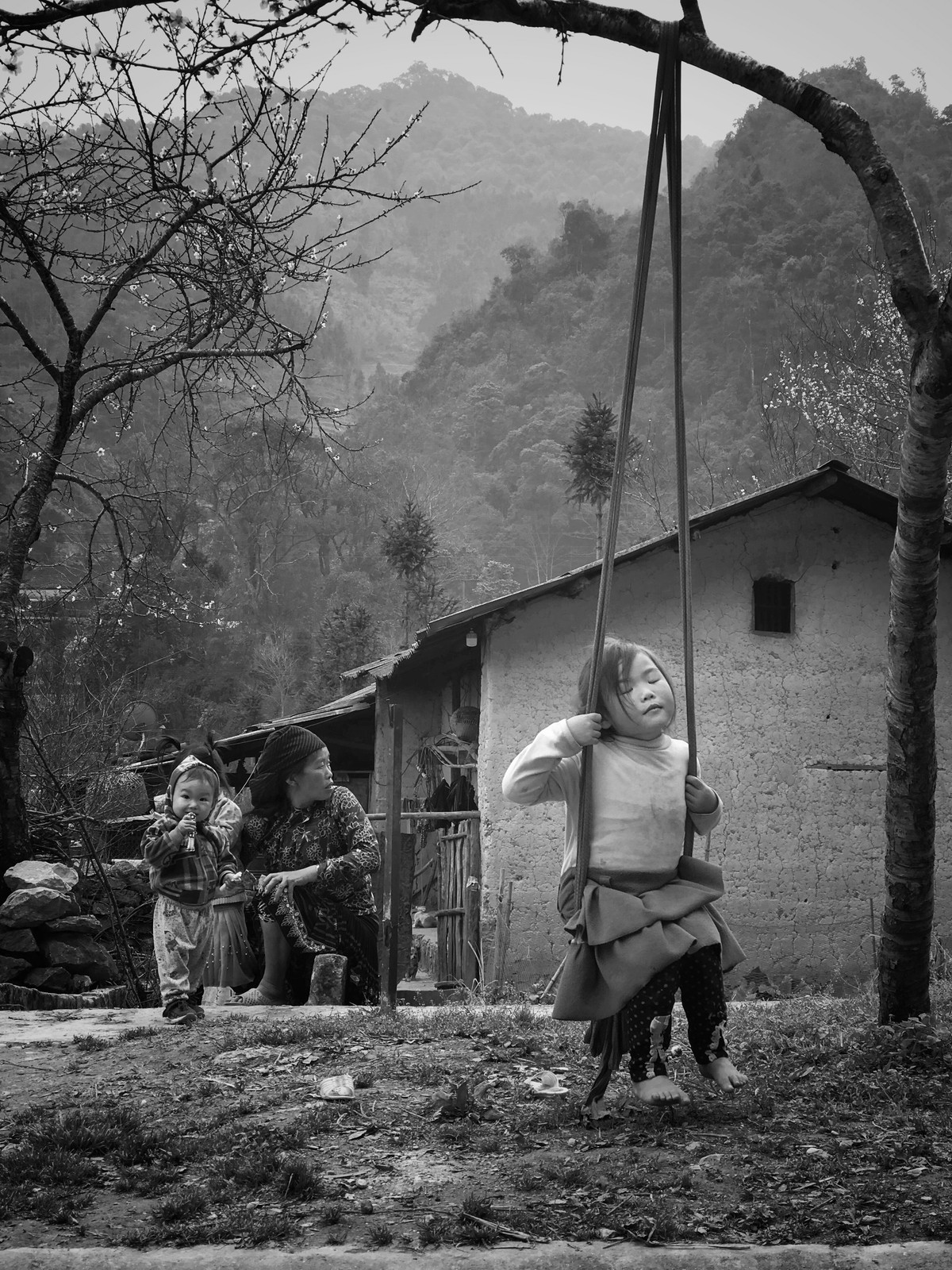 Nơi miền sơn cước giản đơn, chiếc đu quay phiên bản mộc mạc, một khoảnh khắc phiêu linh của cô bé người Mông được tác giả khéo léo ghi lại.