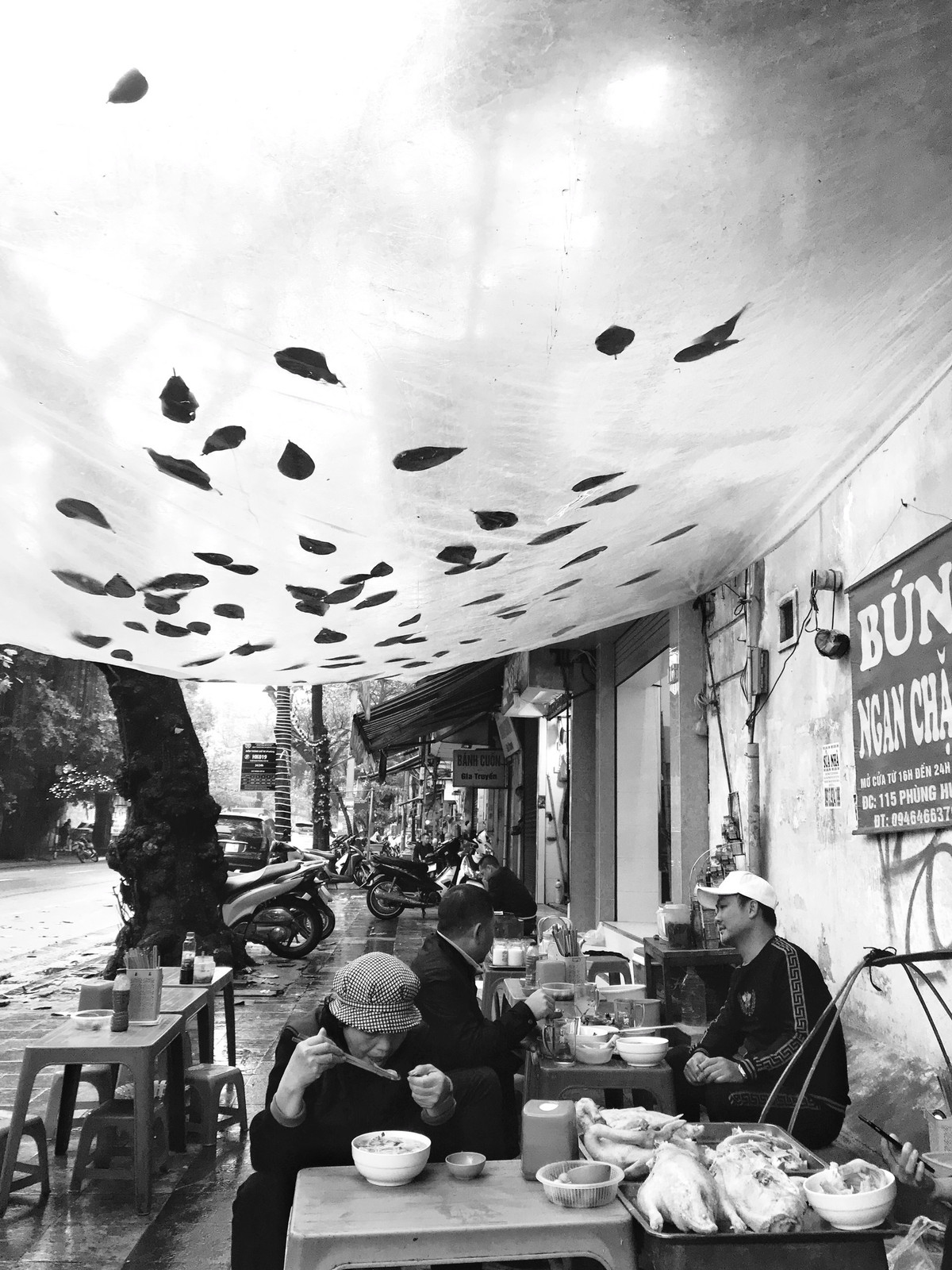 Hà Nội phố, quán cóc ven đường, thú ăn quà sáng như một nét rất riêng của Hà Nội cổ. Nhiều con phố nhỏ trên phố vẫn còn đâu đó những quán quà sáng giản dị này. Sớm đông, được ăn bát bún, bát phở nóng, được xuýt xoa trong gió lành lạnh thi vị lạ kỳ.