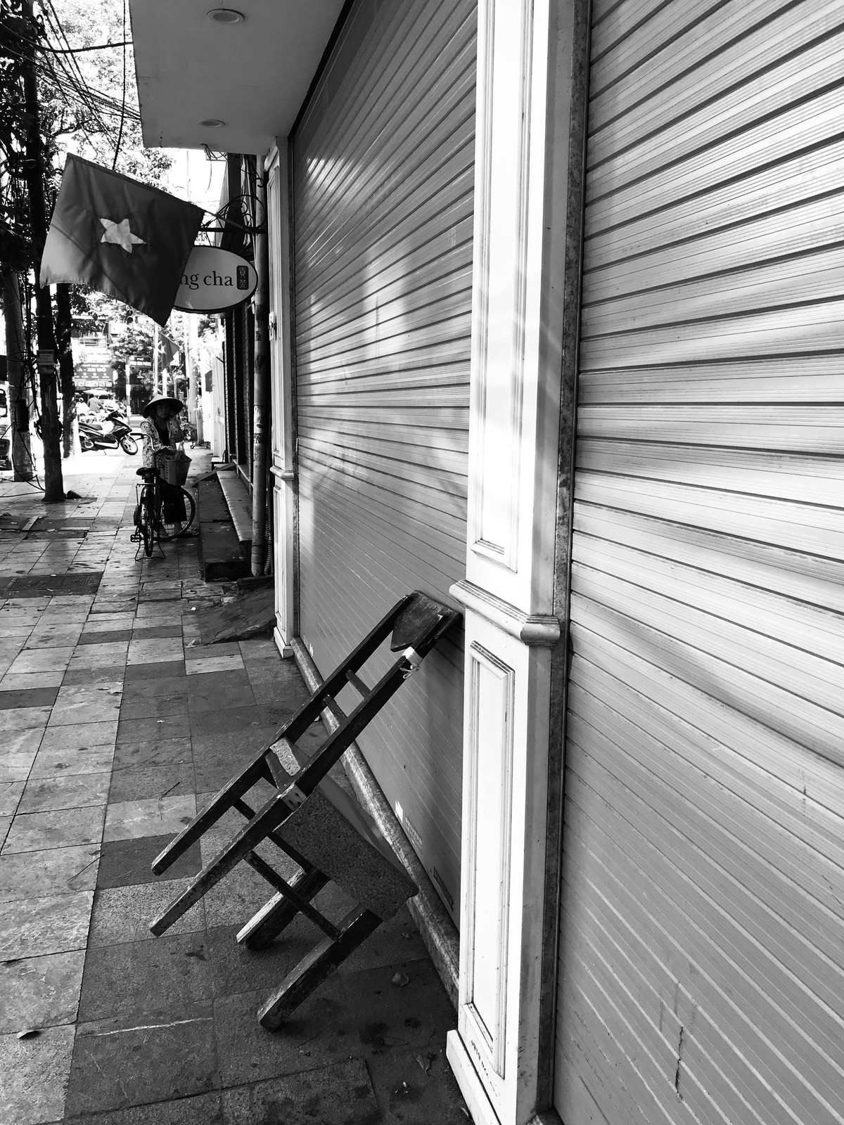 Xa miền ngược, ghé miền xuôi, tác giả đưa người xem nơi phố thị một giác cảm thân thuộc hàng ngày. Bức phố vắng như một khoảng lặng trong phố Hà Nội vồn vã thường nhật.