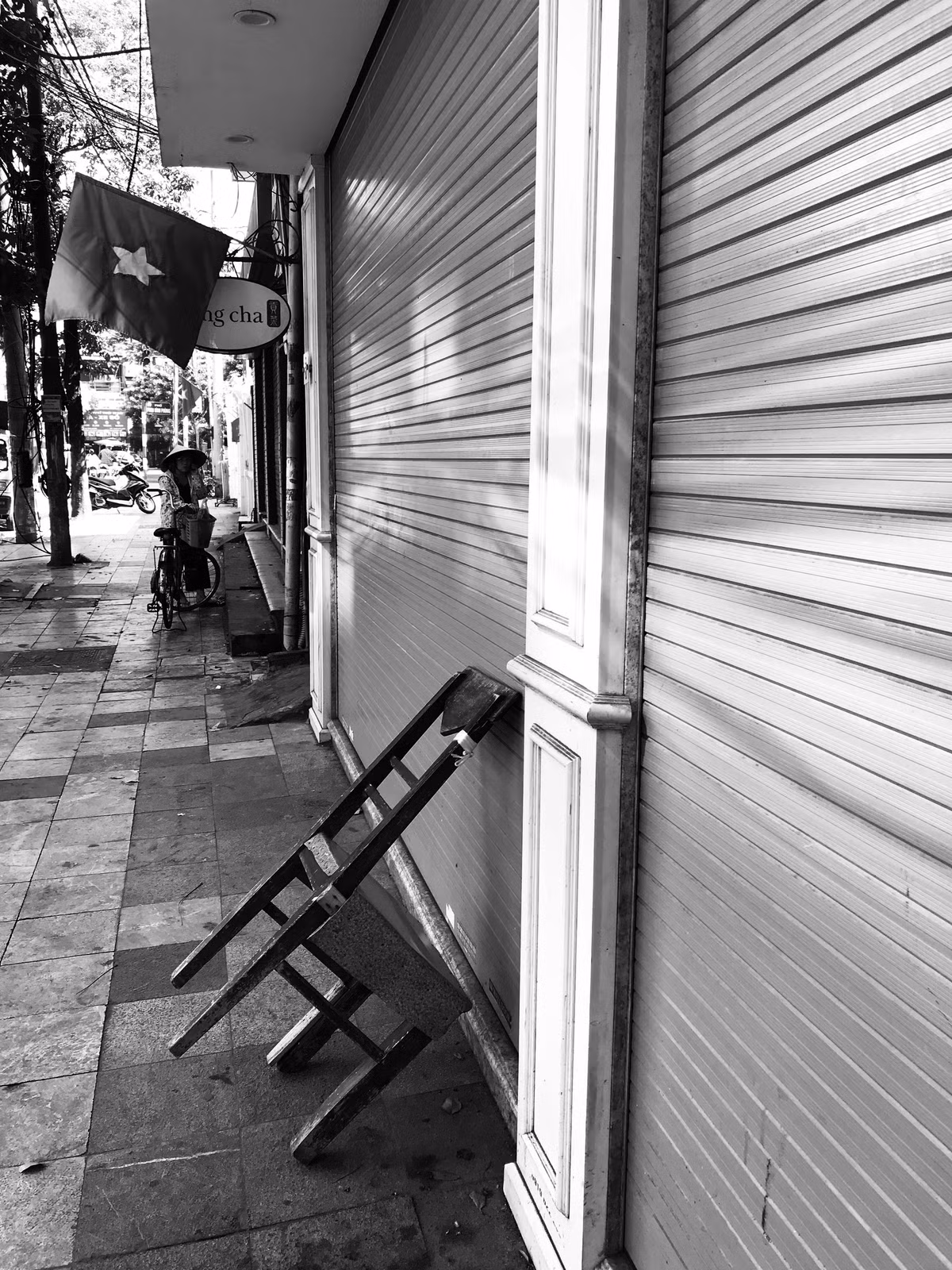 Xa miền ngược, ghé miền xuôi, tác giả đưa người xem nơi phố thị một giác cảm thân thuộc hàng ngày. Bức phố vắng như một khoảng lặng trong phố Hà Nội vồn vã thường nhật.