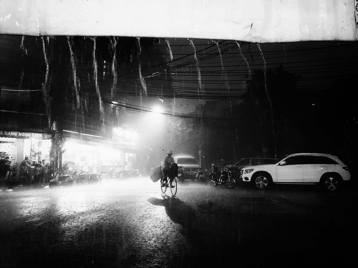 Khoảnh khắc đẹp ghi lại người chở hàng trên chiếc xe đạp trong mưa, đâu đó trong tôi chợt thấy sự hối thúc về nhà khi xem tấm hình này. Mô tả video