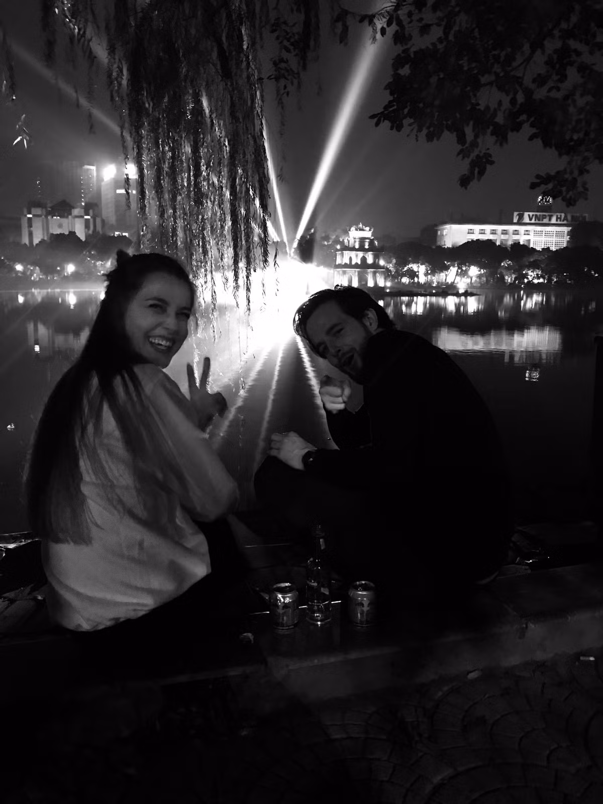 Bức ảnh minh chứng cho camera iphone 7 plus chụp ngược sáng rất tốt. Một khoảnh khắc vui vẻ bên Hồ Hoàn Kiếm của đôi bạn trẻ nước ngoài.