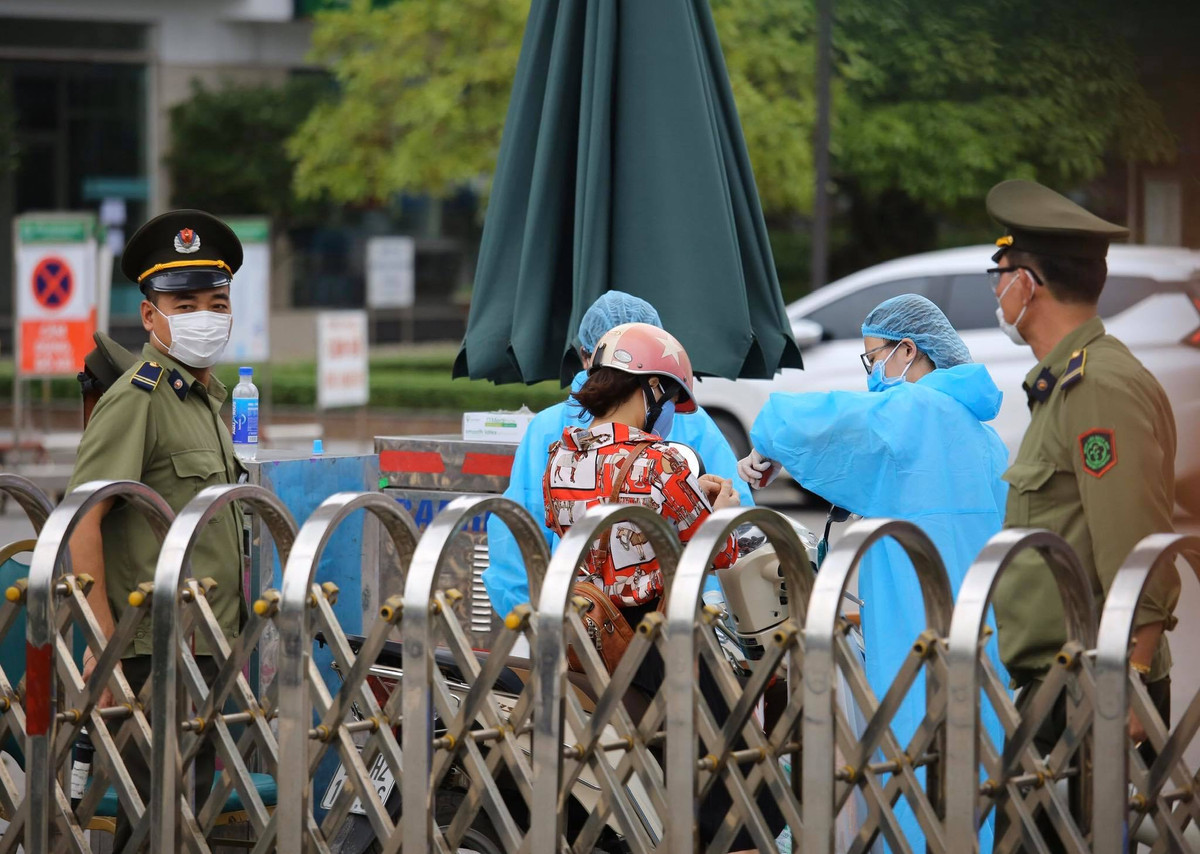 Tất cả những người có nhiệm vụ mới được vào trong viện, tuy nhiên trước khi vào phải kiểm tra thân nhiệt và làm vệ sinh, khử khuẩn.