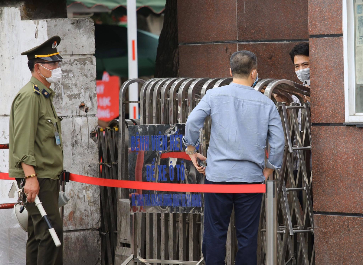 Mặc dù kiểm soát chặt nhưng nhiều người vẫn cố tình tiếp xúc, giao dịch với người bị cách ly trong Bệnh viện.