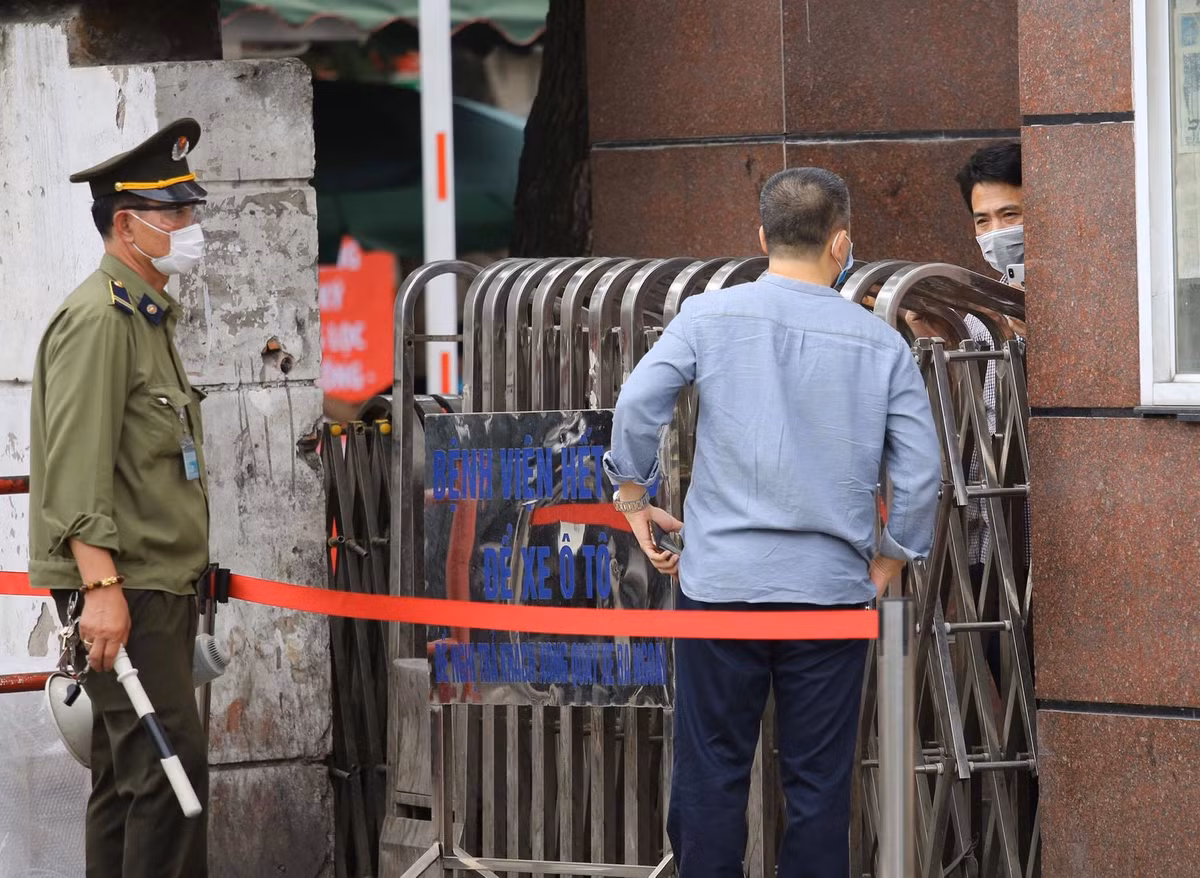 Mặc dù kiểm soát chặt nhưng nhiều người vẫn cố tình tiếp xúc, giao dịch với người bị cách ly trong Bệnh viện.