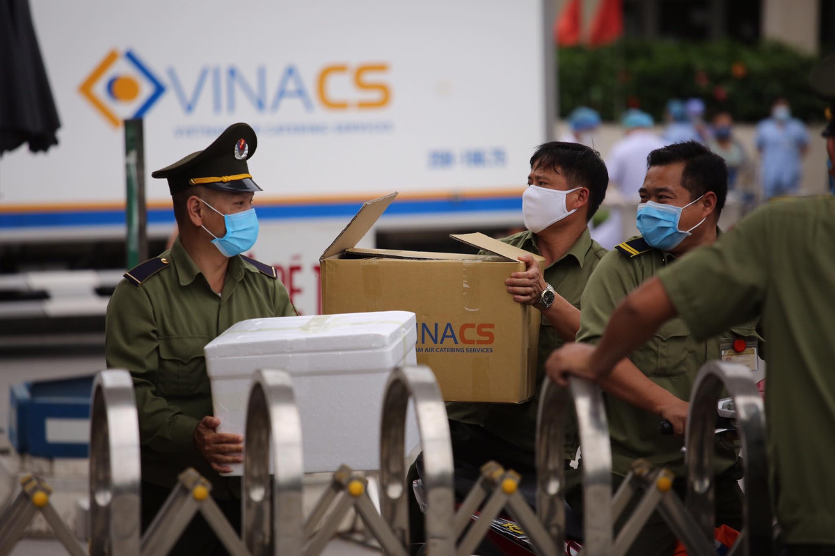 Được biết, trong Bệnh viện Bạch Mai có nhiều đơn vị phục vụ. Cty TNHH Trường Sinh phục trách cung cấp xuất ăn và nước sôi cho bệnh nhân.