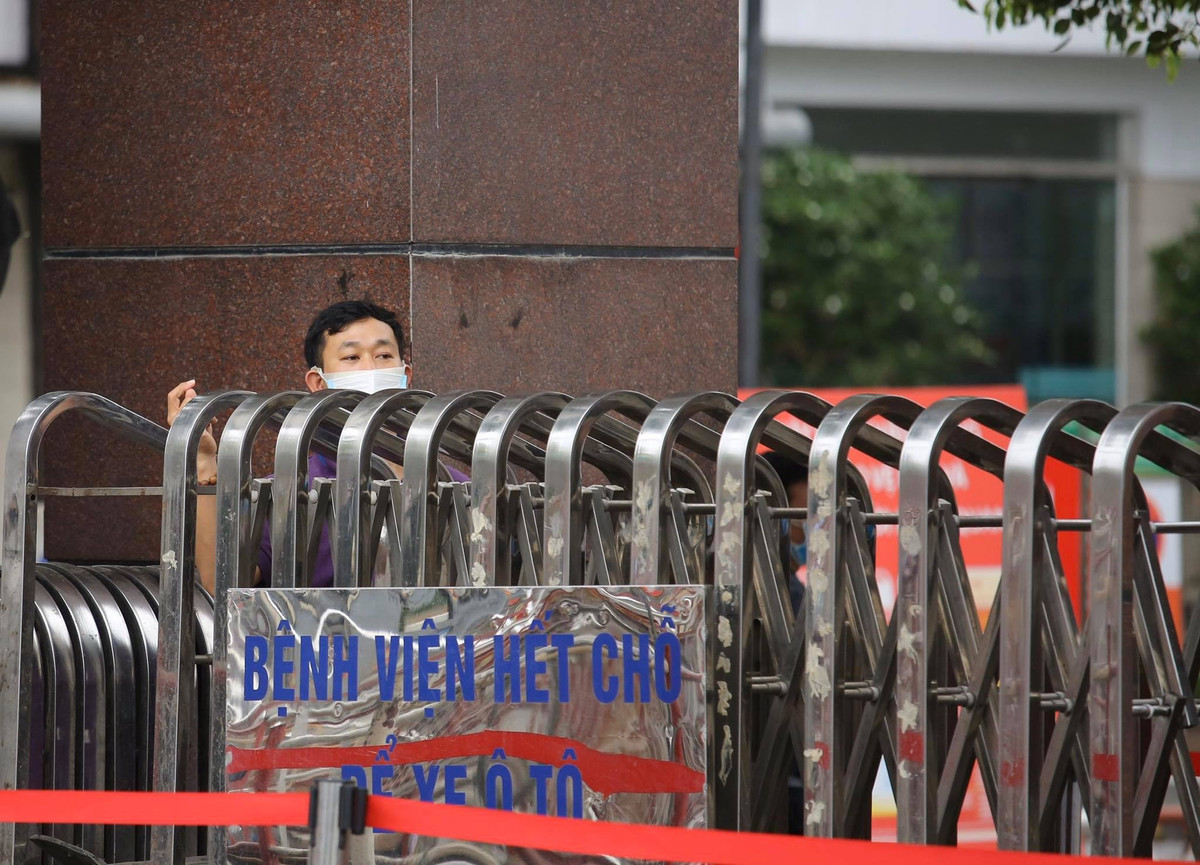 Người bị cách ly tìm mọi cách gọi người thân bên ngoài.