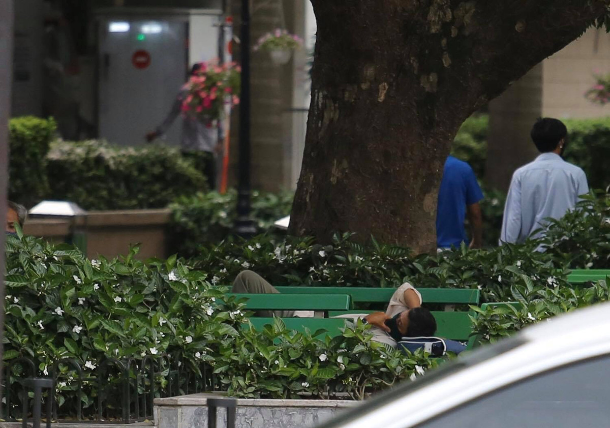 Khuôn viên trong Bệnh viện khá vắng vẻ so với thường ngày. Hiện tại, Bệnh viện Bạch Mai đã lấy mẫu xét nghiệm với 5.000 nhân viên y tế, bệnh nhân và người lao động trong Bệnh viện.