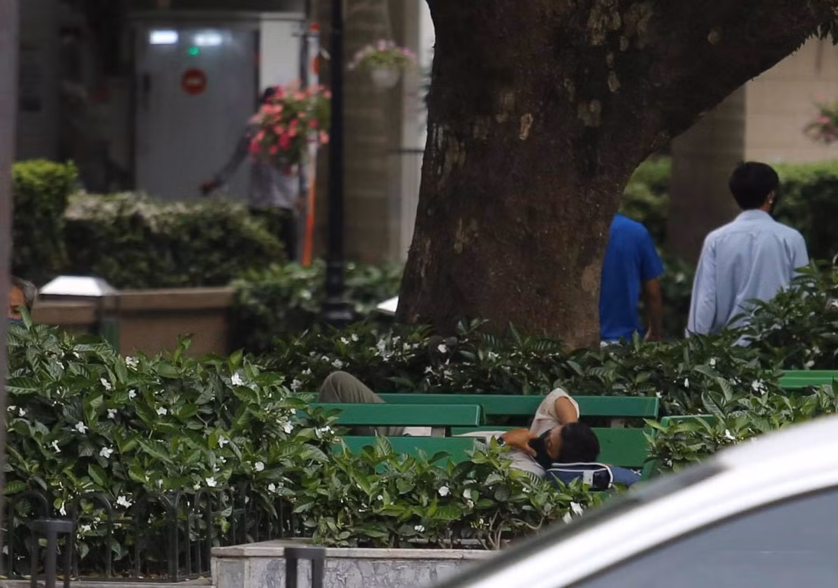 Khuôn viên trong Bệnh viện khá vắng vẻ so với thường ngày. Hiện tại, Bệnh viện Bạch Mai đã lấy mẫu xét nghiệm với 5.000 nhân viên y tế, bệnh nhân và người lao động trong Bệnh viện.