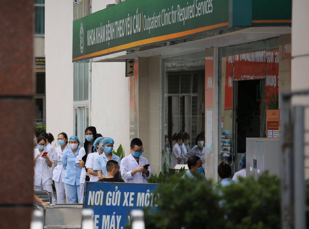 Cán bộ công nhân viên của Bệnh viện xếp hàng chờ lấy đồ cung cấp từ bên ngoài.