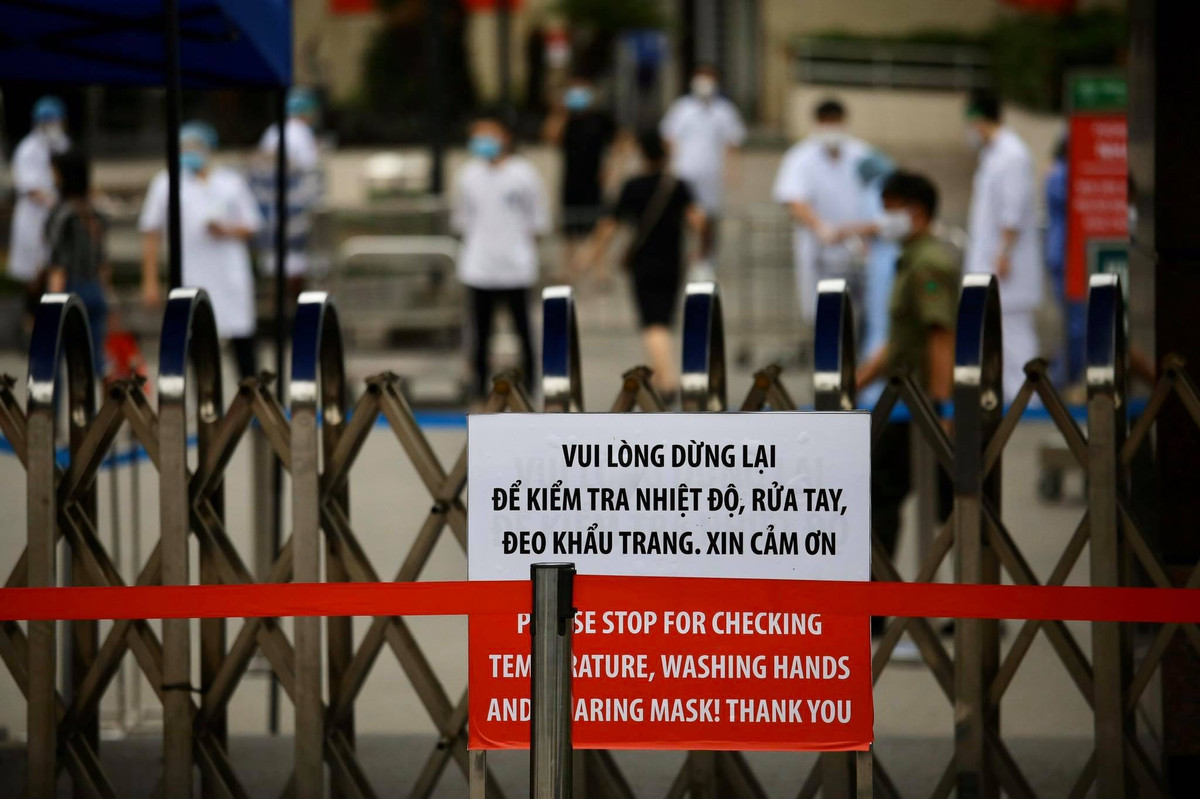 Cho đến thời điểm hiện tại, ngoài 2 nhân viên Cty Trường Sinh, các nhân viên y tế Bệnh viện Bạch Mai đã được xét nghiệm và không có trường hợp nào dương tính với Covid-19.