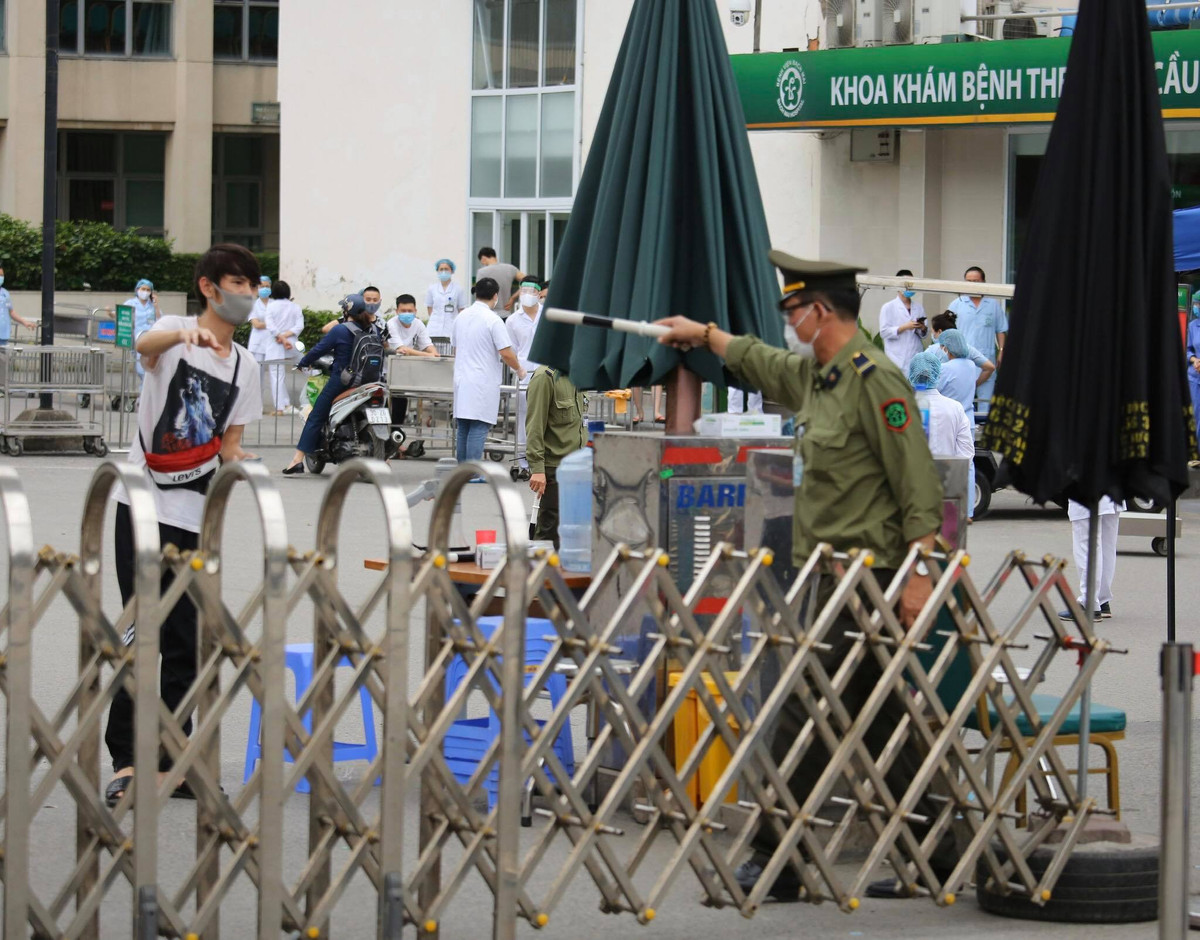 Trong sáng nay, tất cả những người trong Bệnh viện đều không được đi ra ngoài dù với bất cứ lý do gì.