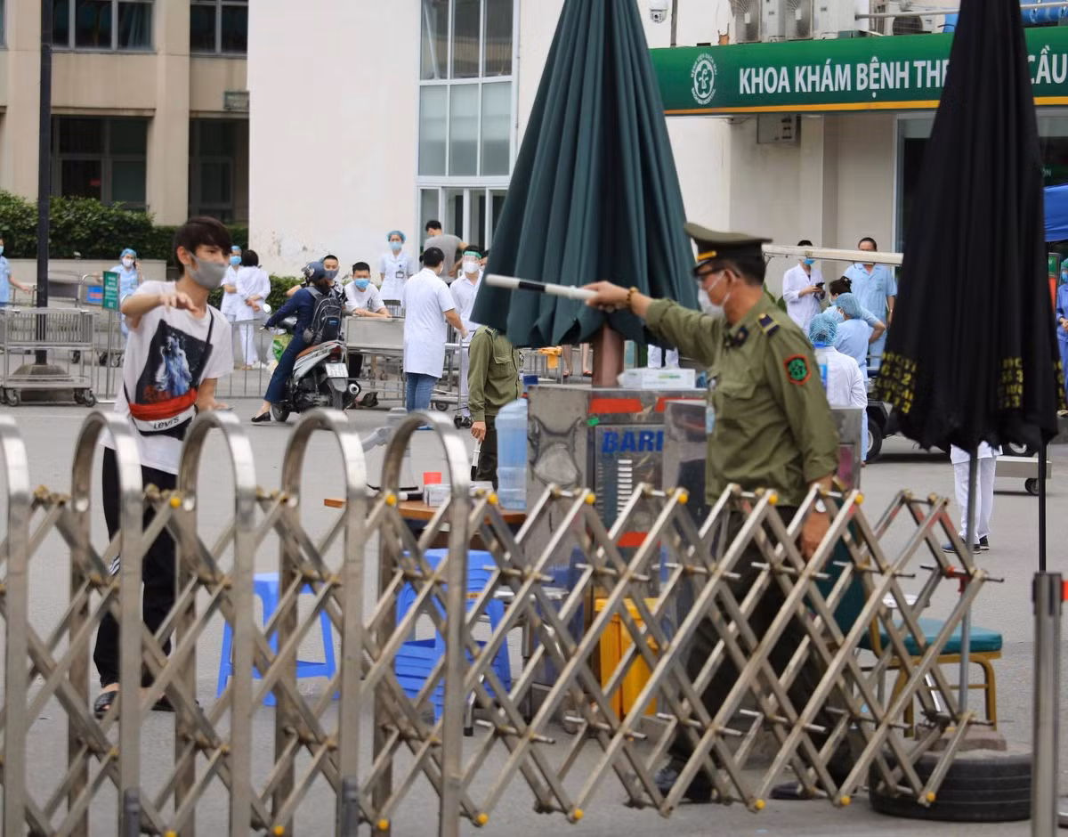 Trong sáng nay, tất cả những người trong Bệnh viện đều không được đi ra ngoài dù với bất cứ lý do gì.