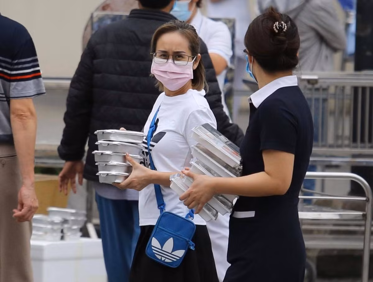 Theo ghi nhận của PV Kiến Thức, đồ ăn và nhu yếu phẩm khi chuyển vào đều được kiểm tra kỹ trước khi phát cho mọi người.