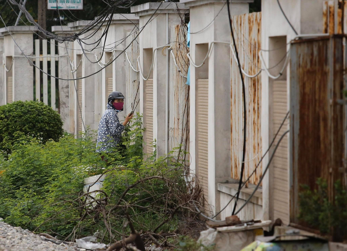 Phía ngoài hàng rào, nhiều người bán hàng rong vẫn liều lĩnh giao dịch, mua bán với người trong bệnh viện.