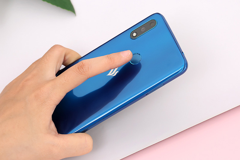 Cảm biến vân tay được nhiều người dùng đánh giá khá tốt, tất nhiên không thể so sánh với các điện thoại ở phân khúc cao. Với phân khúc dưới 2 triệu đồng thì cảm biến vân tay tuy hơi có đỗ trễ nhưng vẫn có thể chấp nhận được.