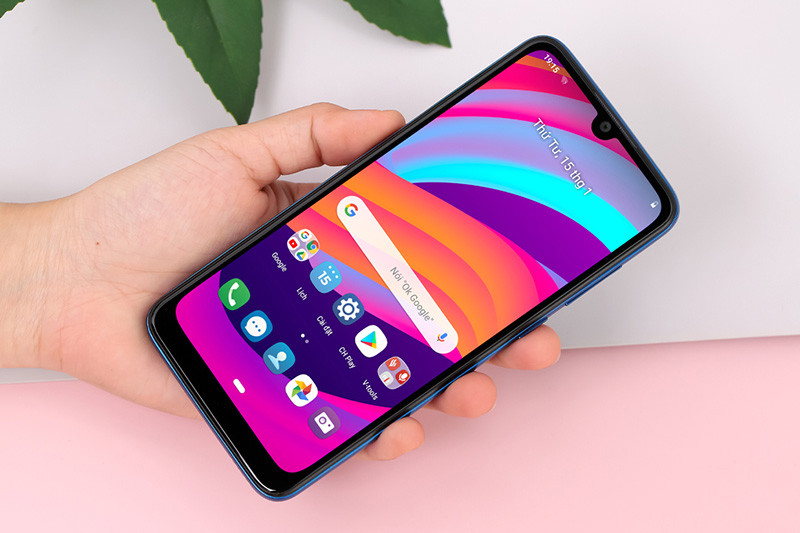 Thiết kế Vsmart Star 3: ưu điểm của Vsmart Star 3 có thiết kế mượt mà từ hình thức cân đối, bo góc vừa đủ, màn hình giọt nước, màu sắc trẻ trung nhiều lựa chọn.