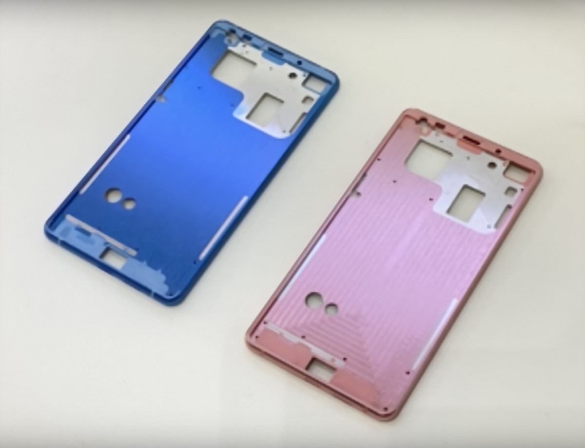 Bphone 4 bat ngo lo thiet ke, them mau va bo goc tron