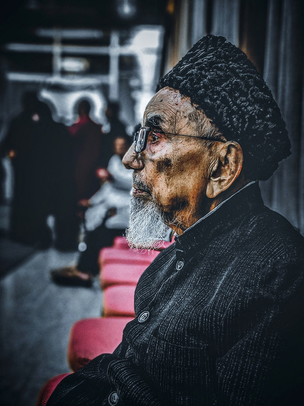 Tác giả Raihana Nazneen khéo léo lựa chọn khung hình và khoảnh khắc thất thần của ông cụ. Bức hình được chụp bằng điện thoại Google Pixel 3XL.