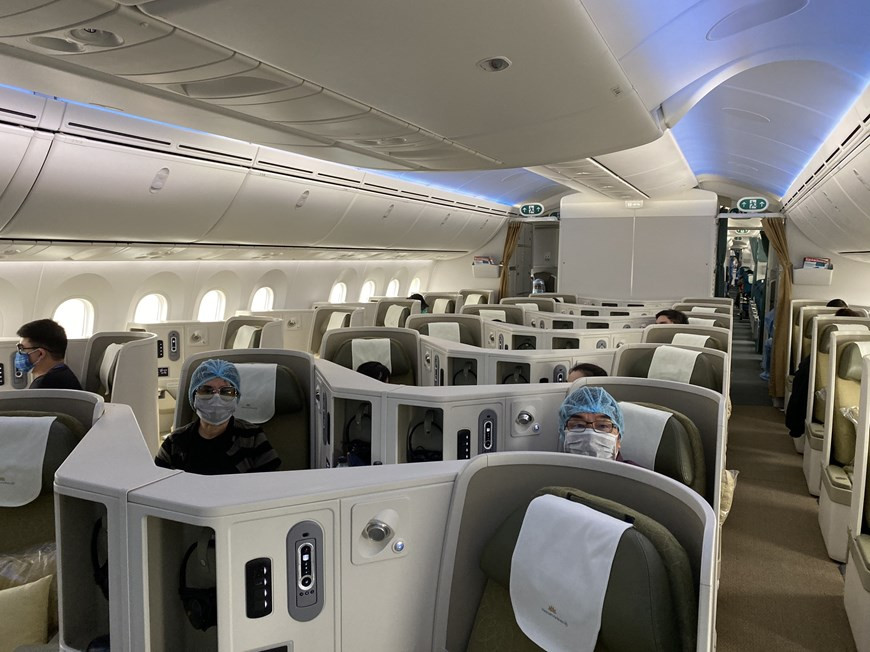 Hành khách trên các chuyến bay bắt buộc phải đeo khẩu trang trong suốt thời gian bay. (Ảnh: VNA cung cấp)