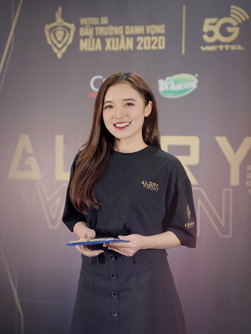 Năm 2017, Thảo xuất sắc giành được ngôi vị quán quân của Speak Up. Gần đây Hot girl Phương Thảo là MC cho giải đấu Liên Quân mobile và trở thành tâm điểm ánh nhìn của cộng đồng và các game thủ chuyên nghiệp.