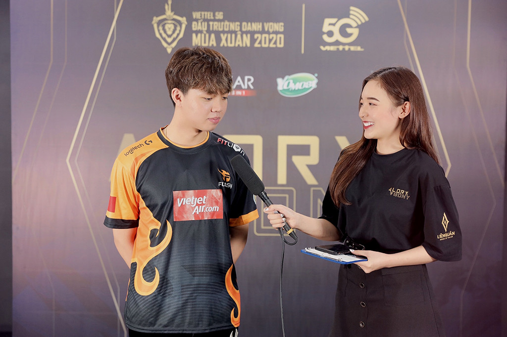 MC Phương Thảo phóng trò chuyện với game thủ FL.ADC (Chiến) sau trận đấu.