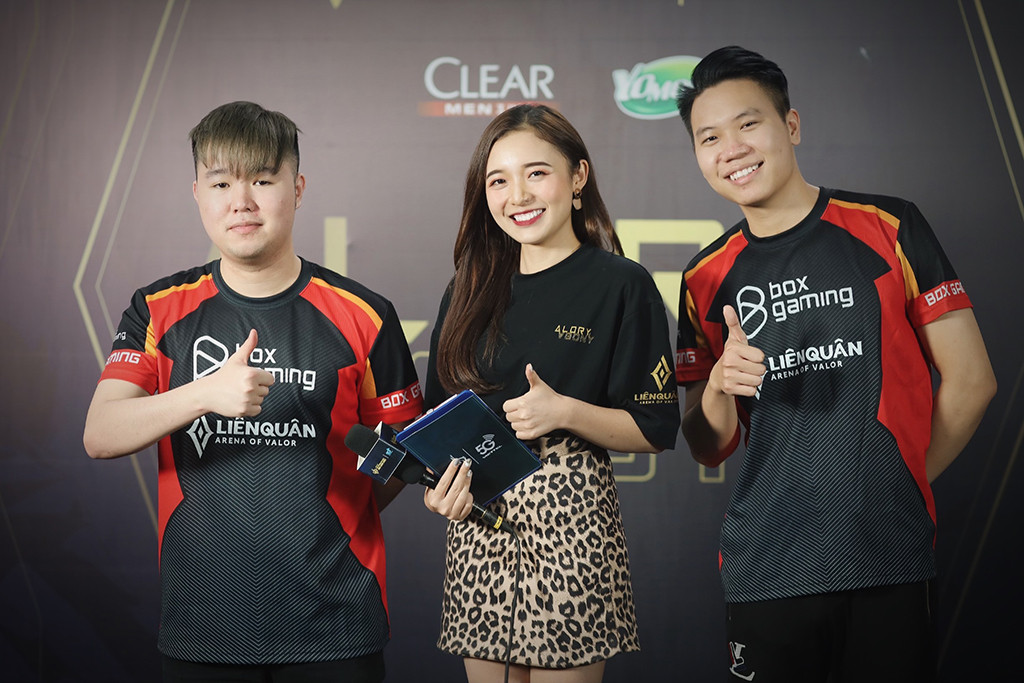 MC Phương Thảo không chỉ sở hữu gương mặt thánh thiện, nụ cười toả nắng siêu lòng các nam tài game thủ, mà lối dẫn chương trình cũng được các game thủ nức lòng khen ngợi.