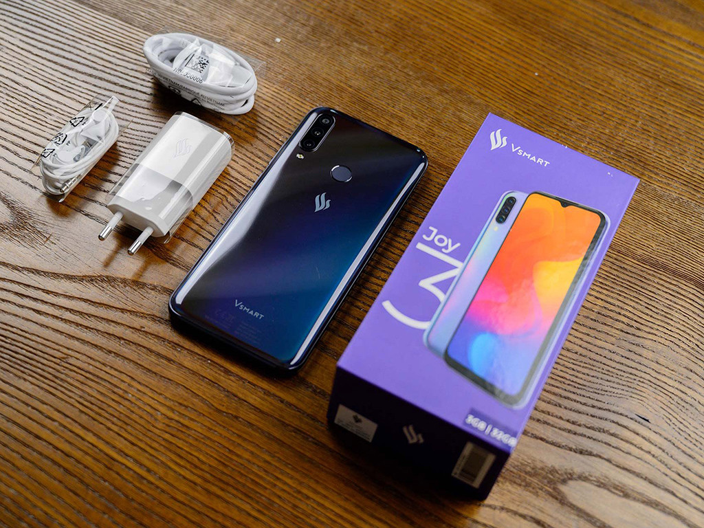 Điều nổi bật nhất và đáng mua nhất của Vinsmart Joy 3 là giá thành. Giá của chiếc điện thoại này là thấp nhất trong top các điện thoại có pin khủng 5.000mAh. Giá bán với phiên bản 2Gb/32Gb: 2.290.000 đ (fptshop). Phiên bản 3Gb/64gn: 3.290.000 (fptshop)