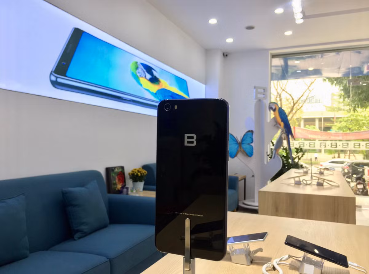 CEO Nguyễn Tử Quảng lý giải Bphone không có cảm biến vân tay trong màn hình CEO Nguyen Tu Quang ly giai Bphone khong co cam bien van tay trong man hinh