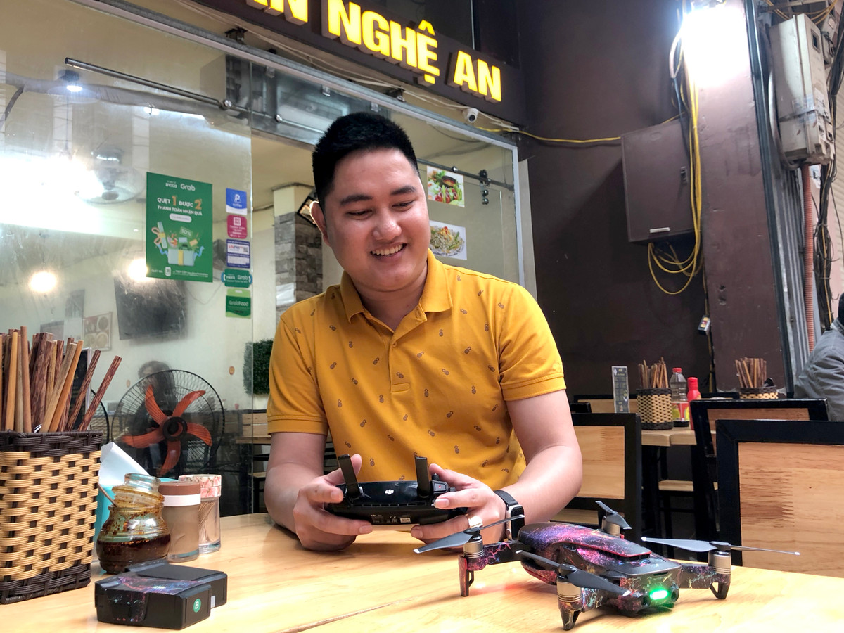 Thuc hu cau chuyen dung flycam phuc vu quan an tai Ha Noi