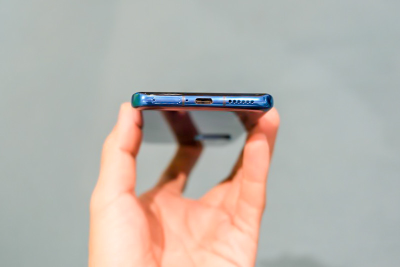 P40 series vẫn sử dụng chân sạc type C, khay sim được đặt phía dưới thay vì bên hông và phía trên như nhiều hãng đã làm.