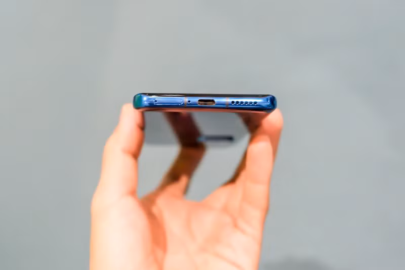 P40 series vẫn sử dụng chân sạc type C, khay sim được đặt phía dưới thay vì bên hông và phía trên như nhiều hãng đã làm.