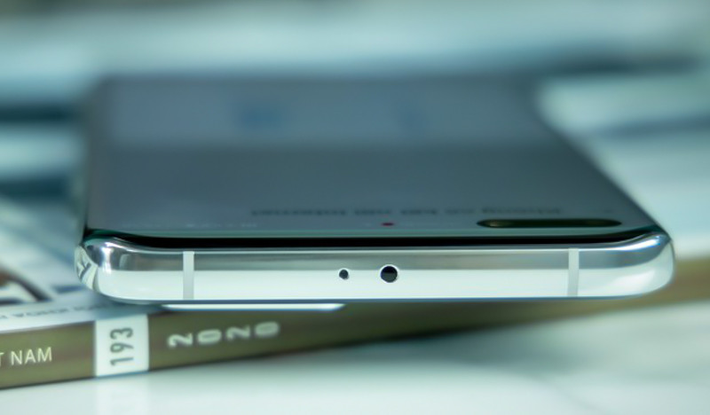 Phía cạnh trên là thiết kế đơn giản, mic thoại, mic thu và loa đàm thoại.