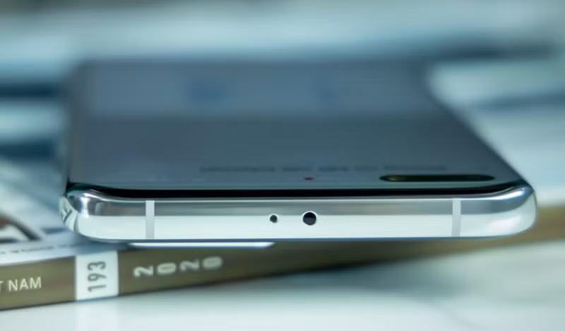 Phía cạnh trên là thiết kế đơn giản, mic thoại, mic thu và loa đàm thoại.