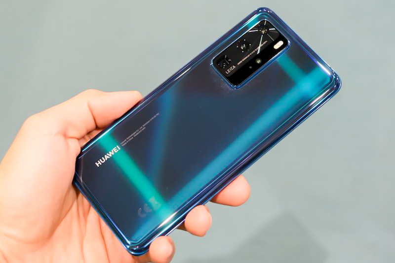 Mặc dù kích thước lớn nhưng P40 Pro cầm khá vừa tay.