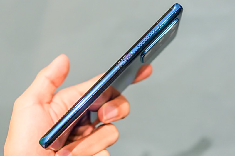Viền của P40 Pro mỏng, nút nguồn và tăng giảm âm lượng ở cùng một phía bên phải.