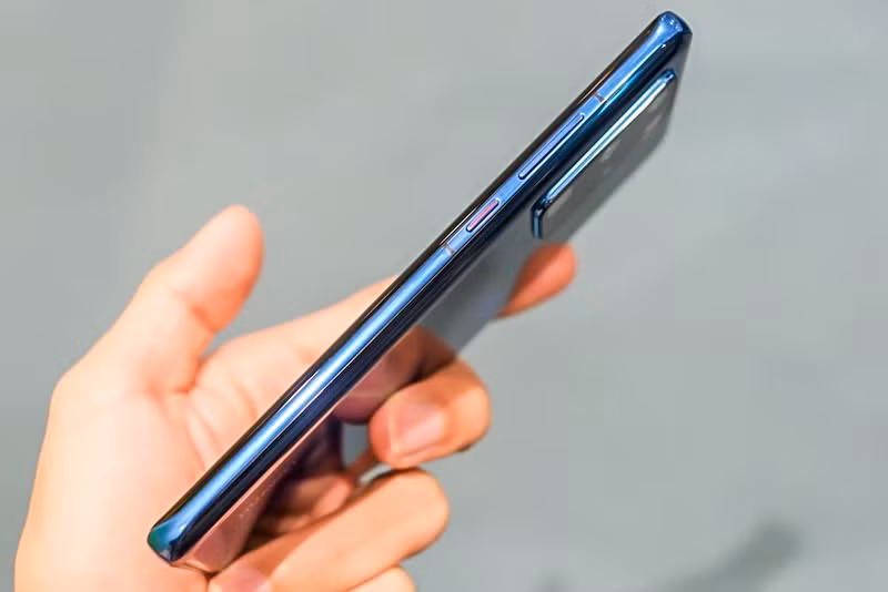Viền của P40 Pro mỏng, nút nguồn và tăng giảm âm lượng ở cùng một phía bên phải.