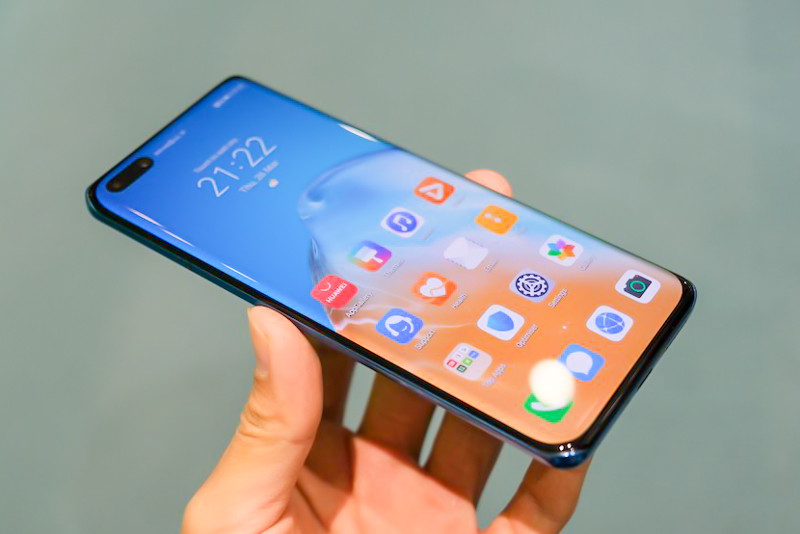 Phần viền P40 Pro mỏng, mỏn hơn khá nhiều so với S20 ultra và 11 pro max. Điều này làm thiết kế bóng bảy hơn tuy nhiên lại là rào cản khó chịu với người dùng quen cầm nắm sâu.