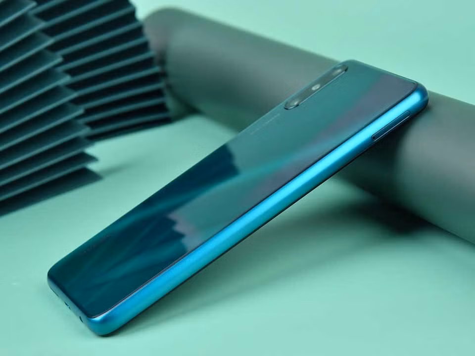 Bên trong, Huawei Enjoy 10e được trang bị bộ vi xử lý MediaTek Helio P35, đi kèm RAM 4 GB, tuỳ chọn bộ nhớ trong 64 hoặc 128 GB và được tích hợp viên pin dung lượng cao 5.000 mAh, hỗ trợ sạc nhanh 10 W cho thời lượng sử dụng lên tới 2-3 ngày.