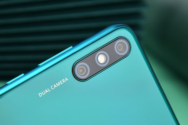 Còn ở mặt sau, Huawei Enjoy 10esở hữu hệ thống camera kép được xếp theo chiều dọc, bao gồm cảm biến chính 13 MP và cảm biến phụ 2 MP làm nhiệm vụ đo chiều sâu khi chụp ảnh chân dung.