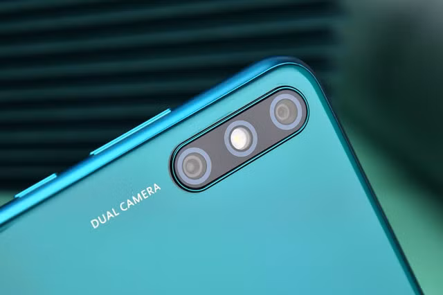 Còn ở mặt sau, Huawei Enjoy 10esở hữu hệ thống camera kép được xếp theo chiều dọc, bao gồm cảm biến chính 13 MP và cảm biến phụ 2 MP làm nhiệm vụ đo chiều sâu khi chụp ảnh chân dung.