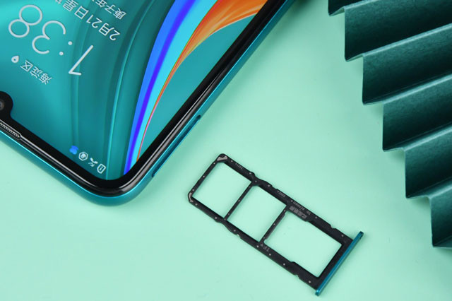 Khay SIM, thẻ nhớ ở cạnh trái.