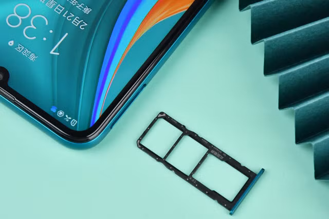 Khay SIM, thẻ nhớ ở cạnh trái.