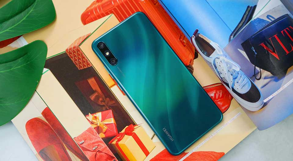 Ngoài ra, Huawei Enjoy 10e sẽ chạy trên hệ điều hành Android 10 với giao diện EMUI 10, hỗ trợ các kết nối như Dual 4G VoLTE, Wi-Fi 802.11 b/g/n, Bluetooth 5.0, GPS, USB OTG, micro USB và cổng cắm tai nghe 3.5 mm.