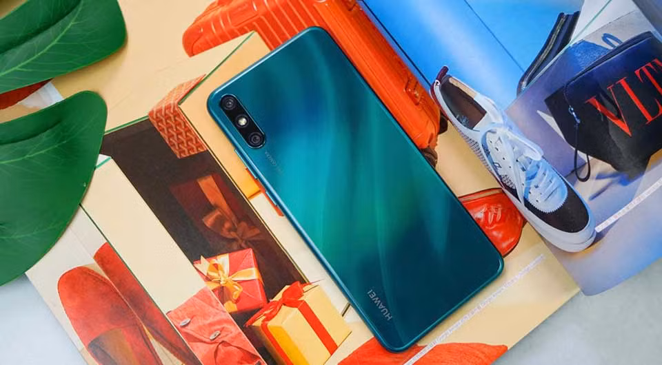 Ngoài ra, Huawei Enjoy 10e sẽ chạy trên hệ điều hành Android 10 với giao diện EMUI 10, hỗ trợ các kết nối như Dual 4G VoLTE, Wi-Fi 802.11 b/g/n, Bluetooth 5.0, GPS, USB OTG, micro USB và cổng cắm tai nghe 3.5 mm.