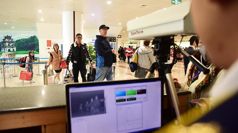 Tất cả hành khách đều được đo thân nhiệt tại sân bay. máy đo thân nhiệt được đặt nhiều điểm trên lộ trình lên sân bay; nhập cảnh và rời sân bay Nội bài. (Ảnh RFi)