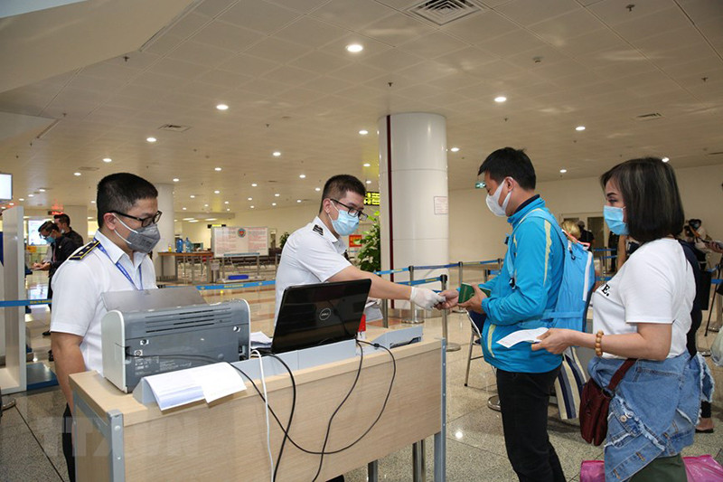 Theo thông tin từ đại diện Trung tâm Kiểm Soát bệnh tật Hà Nội cho biết, tính đến cuối giờ chiều ngày 7/3 việc khai báo Y tế tại cảng hàng không Nội bài diễn ra thuận lợi. Tính đến cuối ngày 8/3 có khoảng trên 10.000 hành khách đã tiến hành khai báo Y tế điện tử. (Ảnh TTXVN)