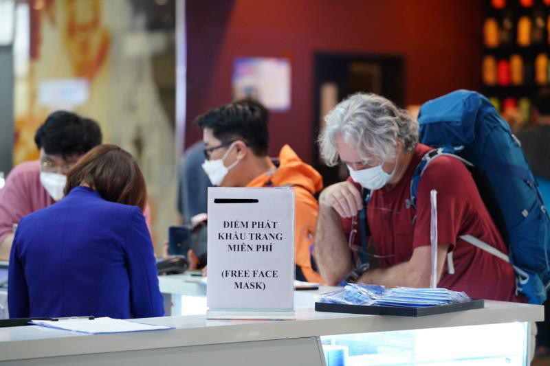Khi đến sân bay Nội Bài, hành khách sẽ được phát khẩu trang miễn phí để phòng tránh việc lây nhiễm Covid-19 tại cảng hàng không Quy trình kiểm soát dịch bệnh tại Nội Bài