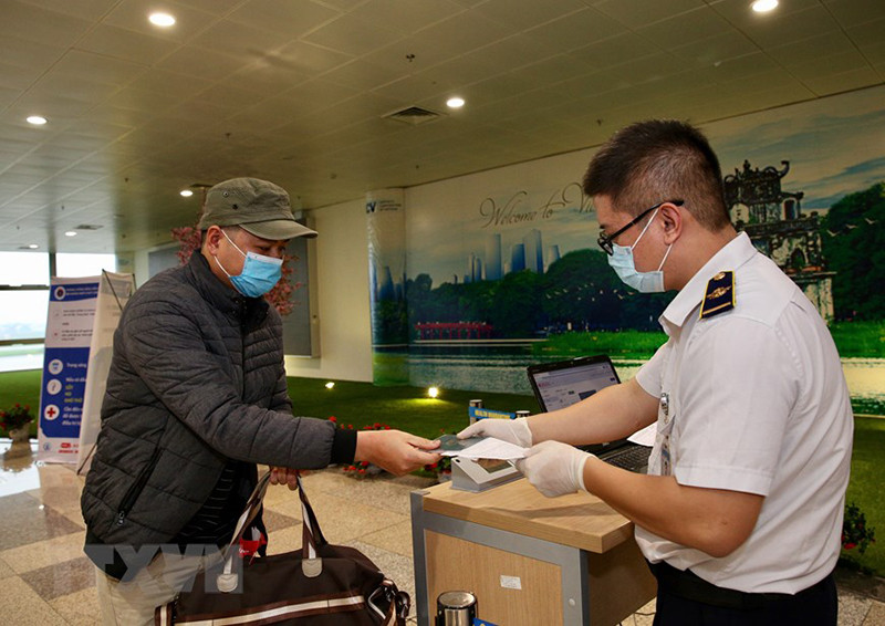 Ngoài khai báo trực tiếp, những ngày gần đây khách đến Nội Bài có thể khai báo trực tuyến qua cổng thông tin. Hiện tại ngoài Tiếng Việt, tại website khai báo có sẵn các ngôn ngữ khác nhau như: Tiếng Anh, Trung Quốc, Hàn Quốc, Italy, Campuchia. (Ảnh TTXVN)